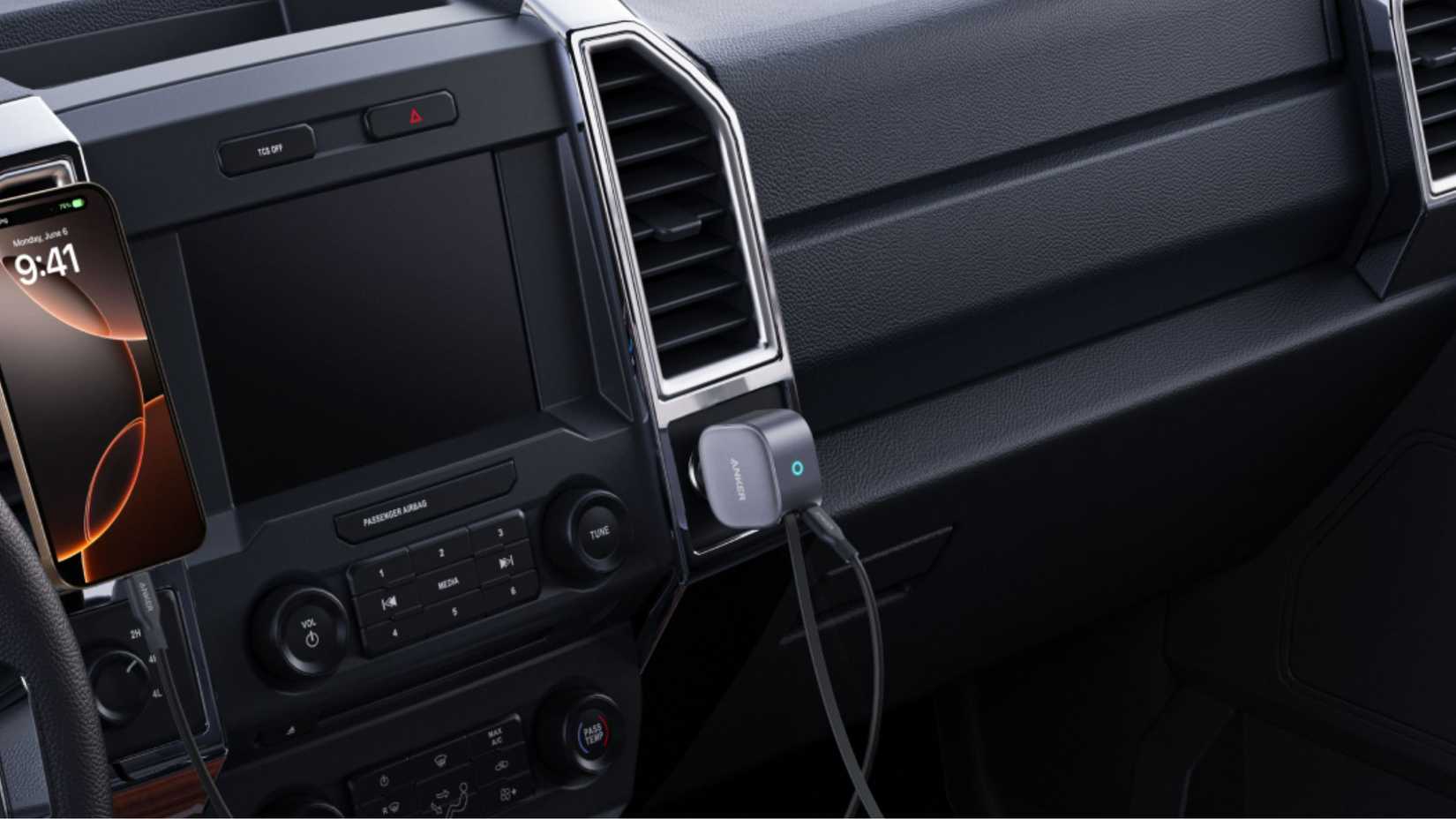 Carregador de carro USB-C retrátil Anker nos dispositivos de carregamento de carro