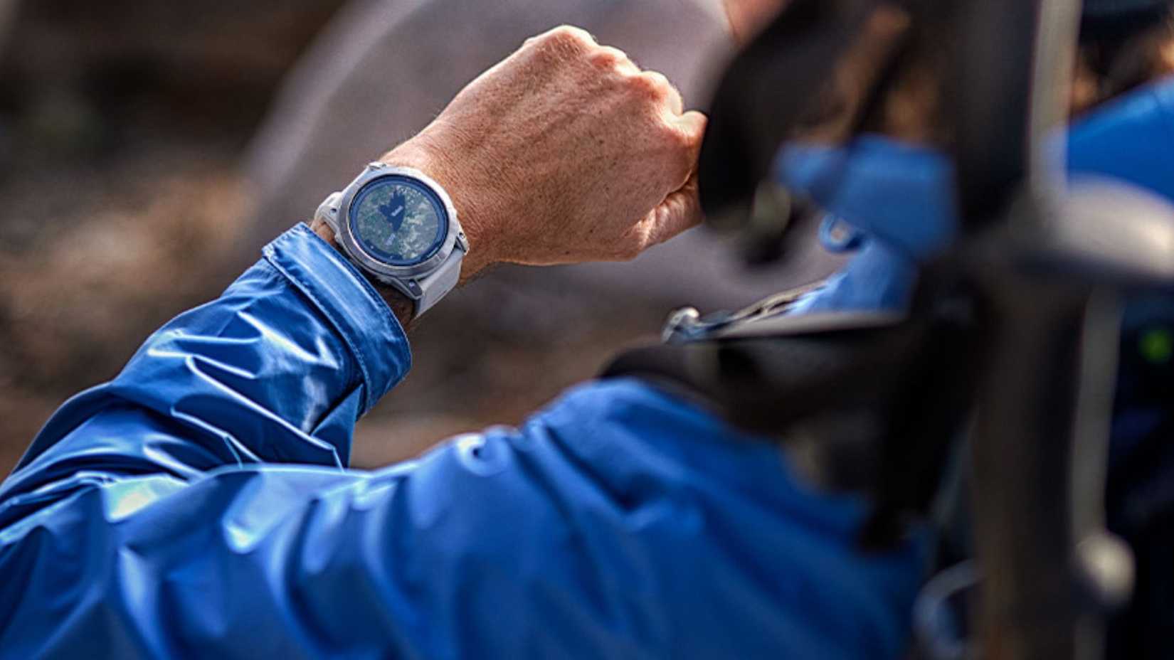 Pessoa usando Garmin fenix 7 Pro Solar