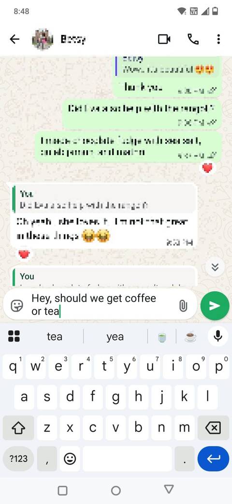 Screenshot che mostra gli emoji nella striscia dei suggerimenti di Gboard