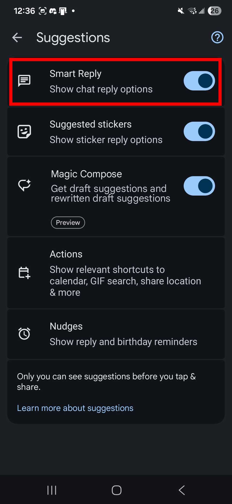 Il contorno del rettangolo rosso evidenzia l'attivazione/disattivazione della risposta intelligente nei Suggerimenti su Google Messaggi