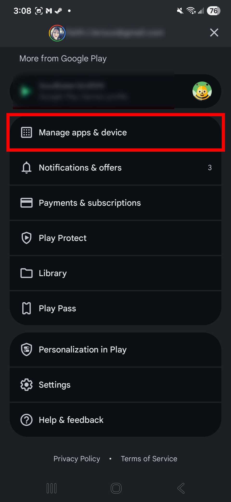 Contorno del rettangolo rosso che evidenzia l'opzione Gestisci app e dispositivo nel Google Play Store