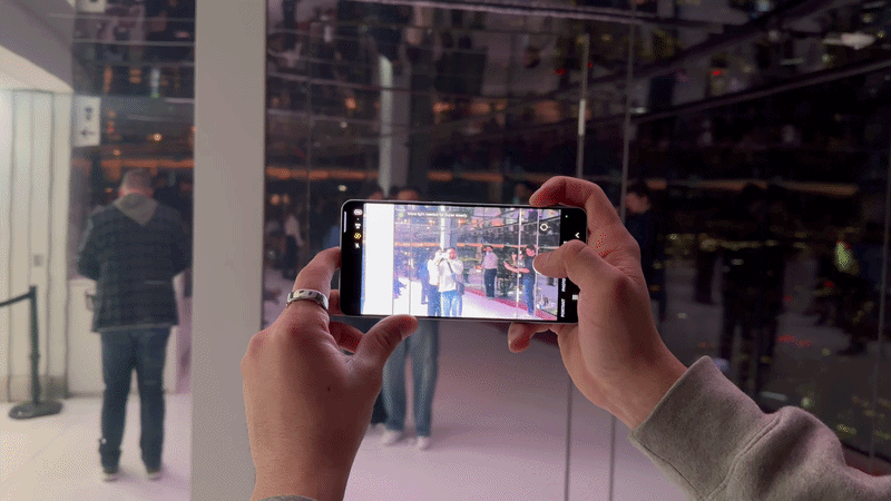 A GIF highlighting an external view of Samsung's Horizon Lock.