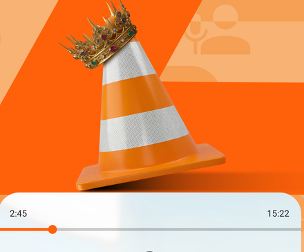 Cone de trânsito VLC laranja com uma coroa dourada acima de uma barra de progresso de reprodução de mídia.
