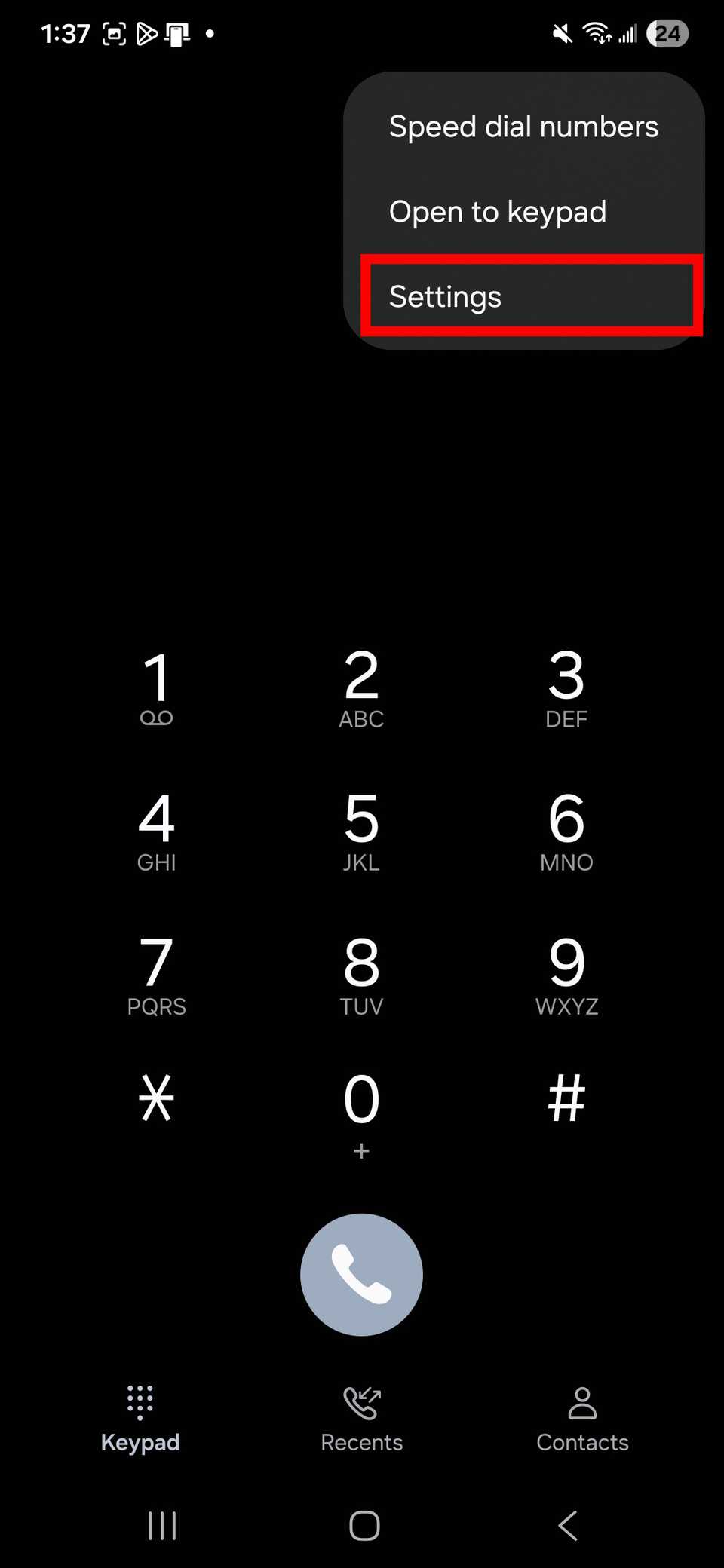 Contorno del rettangolo rosso che evidenzia Impostazioni nell'app del telefono Samsung