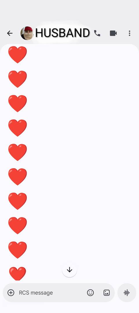 Uno screenshot che mostra dieci emoji di cuori ricevuti nei messaggi