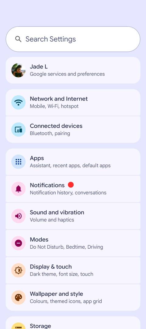 Uno screenshot che mostra il menu Impostazioni di Android, con un punto rosso accanto a Notifiche