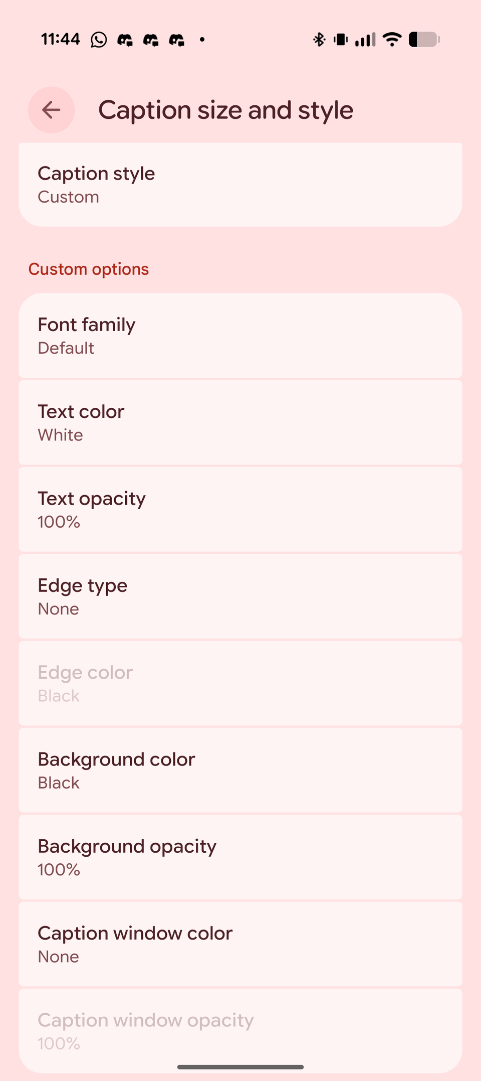 Uno screenshot che mostra le opzioni di stile personalizzate per i sottotitoli in tempo reale di Android