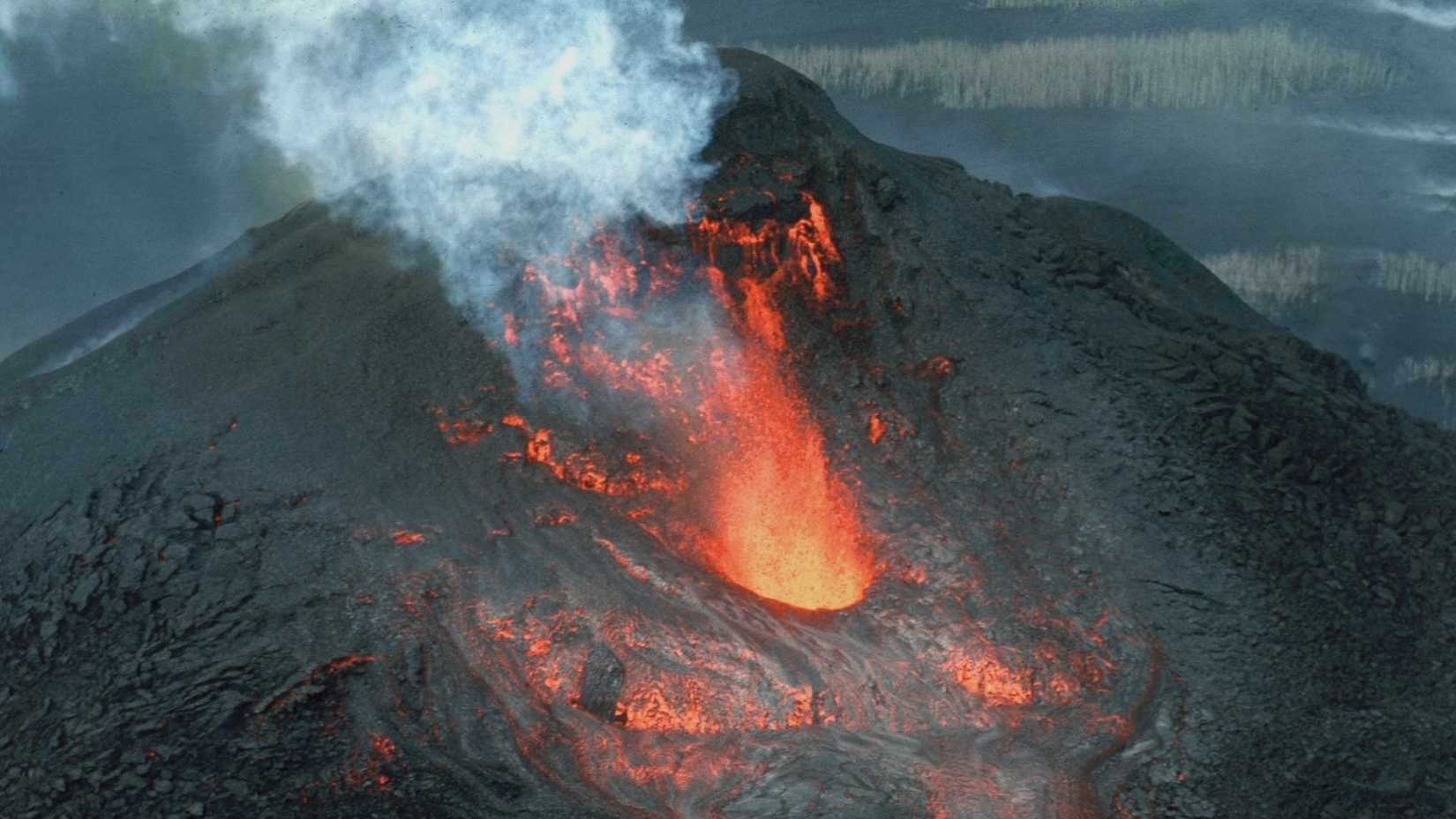 Uma imagem de um vulcão em erupção com lava fluindo e fumaça ondulando