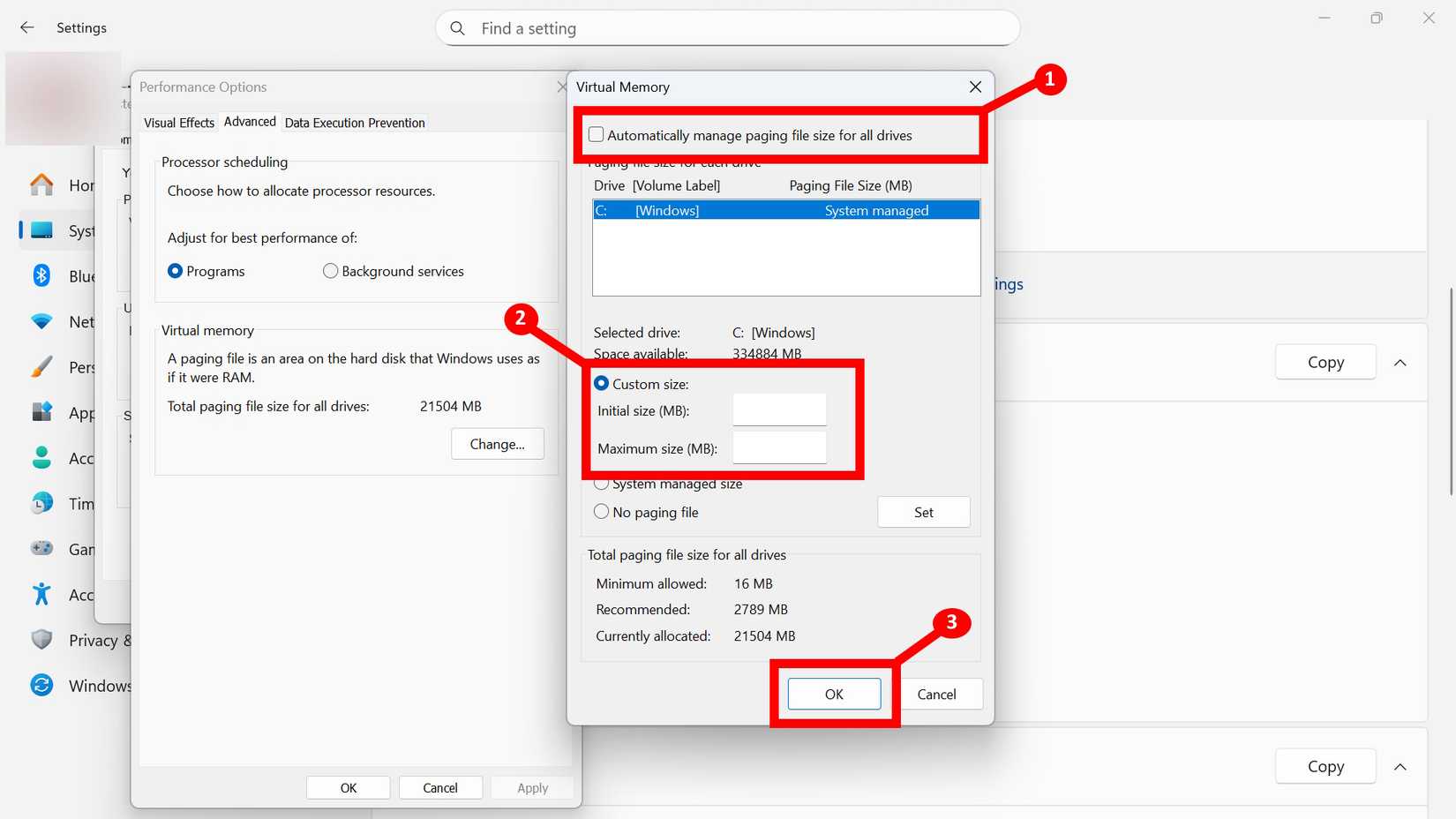 Três rótulos destacando ‘Gerenciar automaticamente o tamanho do arquivo de paginação para todas as unidades’, os campos de tamanho personalizado e o botão OK na janela aberta no Windows 11