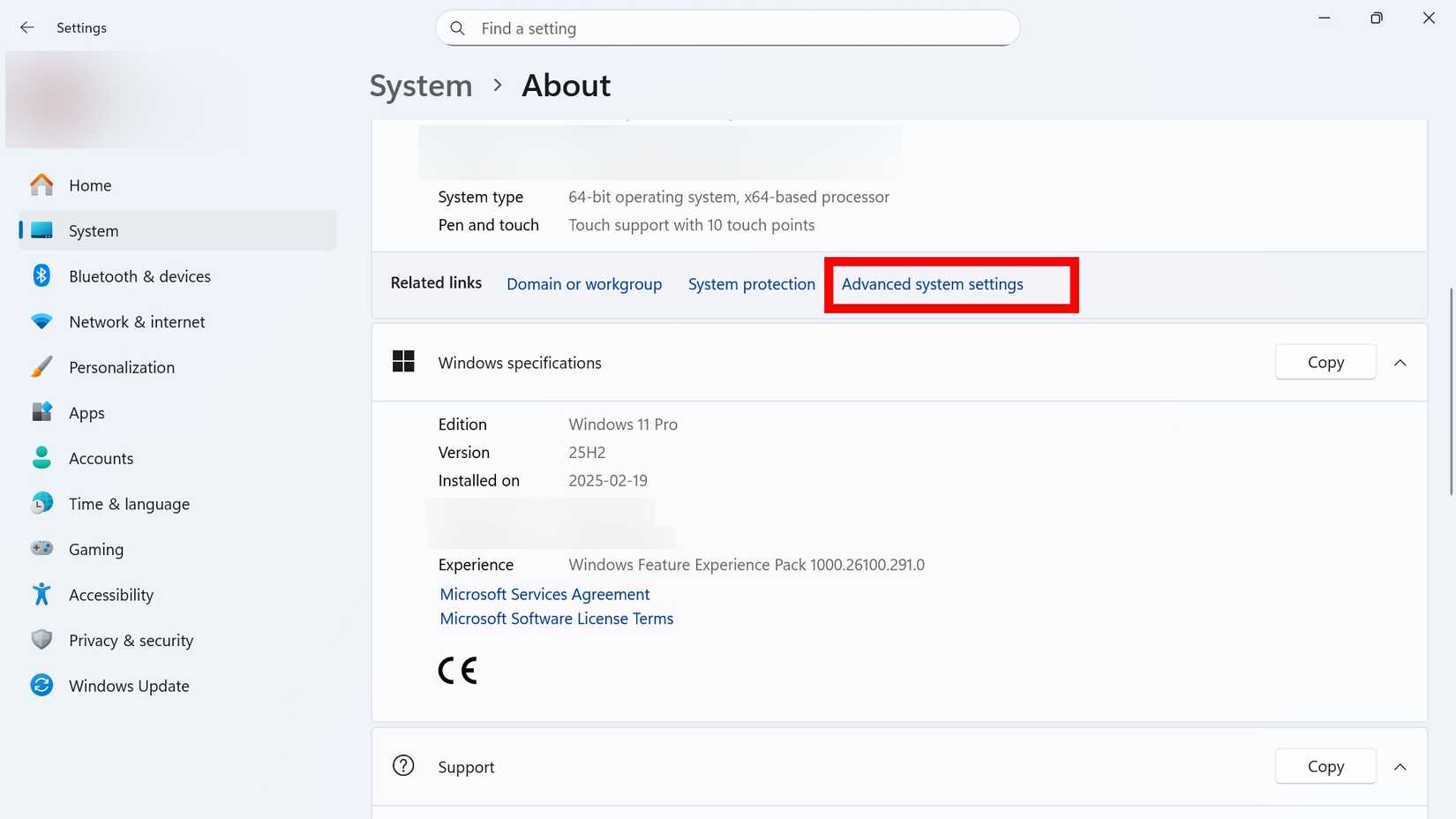 Contorno rettangolare rosso che evidenzia le impostazioni di sistema avanzate nella sezione Informazioni su Windows 11