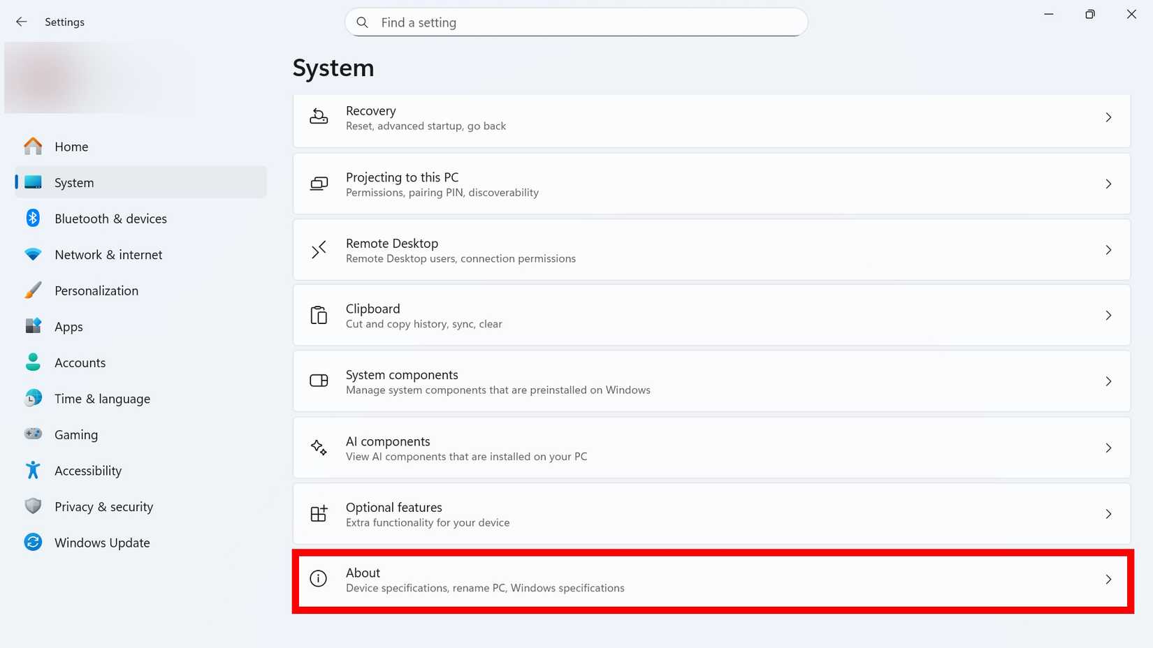 Contorno de retângulo vermelho destacando a seção Sobre de um dispositivo nas configurações do sistema Windows 11