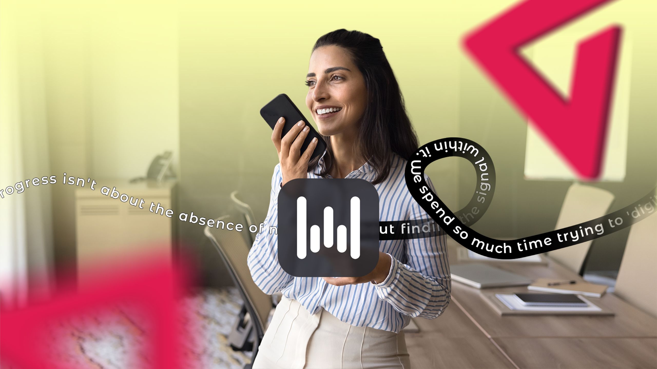 Una donna sorridente che registra una nota vocale sul suo telefono con nastri di testo e un'icona con un'onda sonora