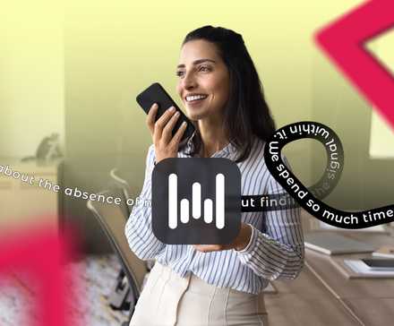 Uma mulher sorridente gravando uma nota de voz em seu telefone com fitas de texto e um ícone de onda sonora