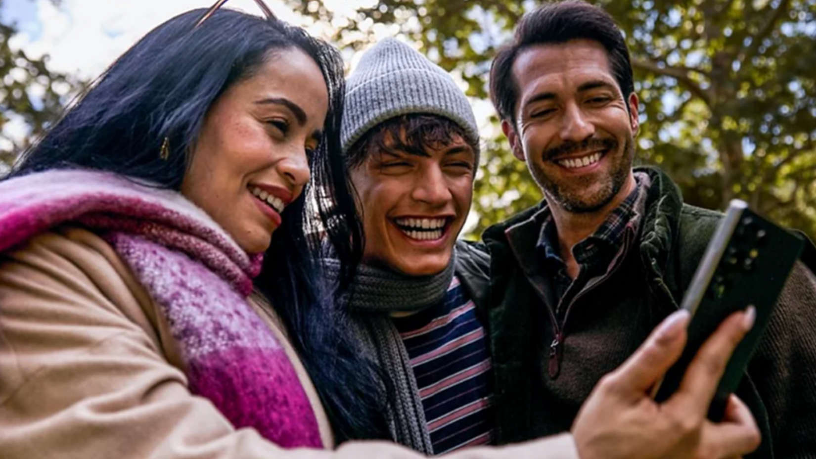 Um grupo de amigos rindo enquanto tira uma selfie 1920 x 1080