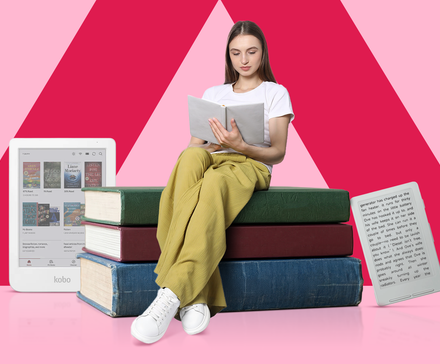 Uma mulher sentada sobre uma pilha de livros gigantes lendo, ladeada por dois leitores eletrônicos digitais.