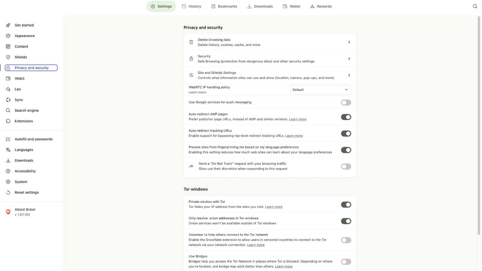 Uma captura de tela do Brave Browser com a tela de configurações de privacidade aberta, mostrando várias configurações ativadas e desativadas