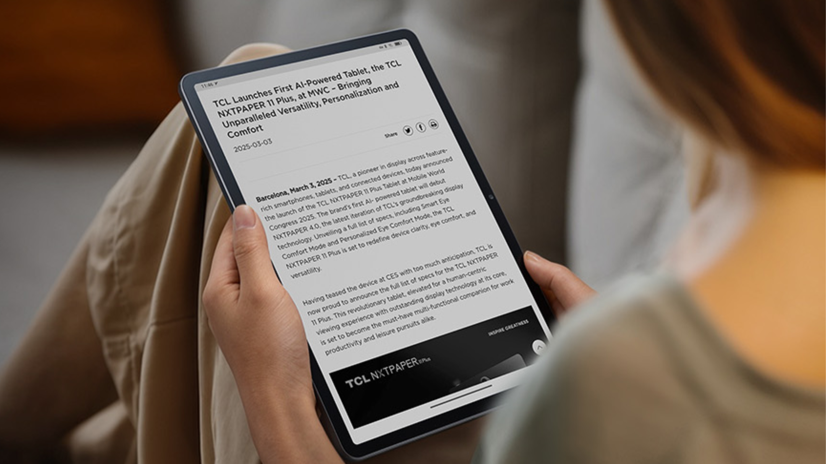 Pessoa usando TCL NXTPAPER 11 Plus