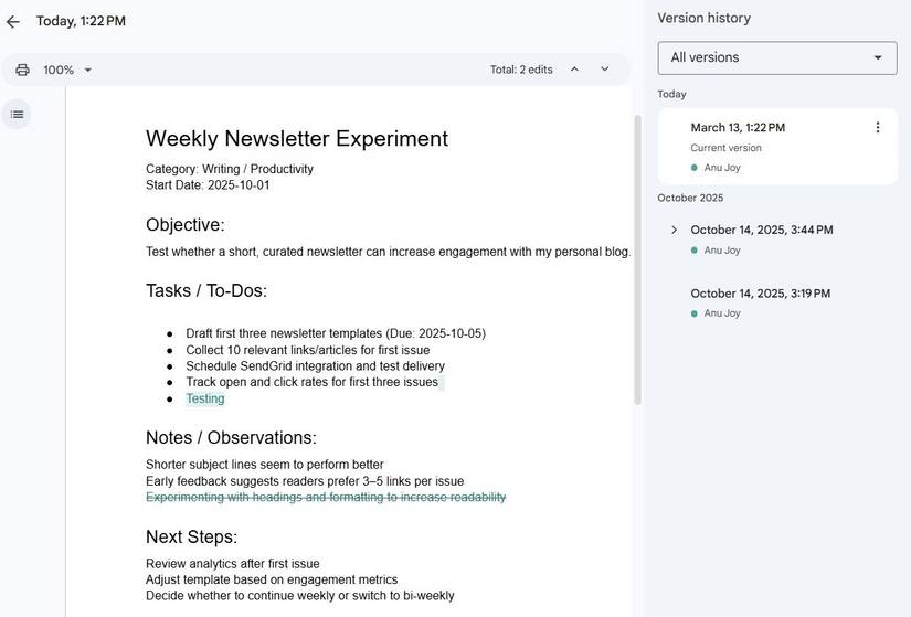 Captura de tela mostrando o histórico de versões no Google Docs