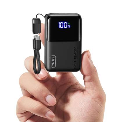 Banco de potência INIU P50 na mão