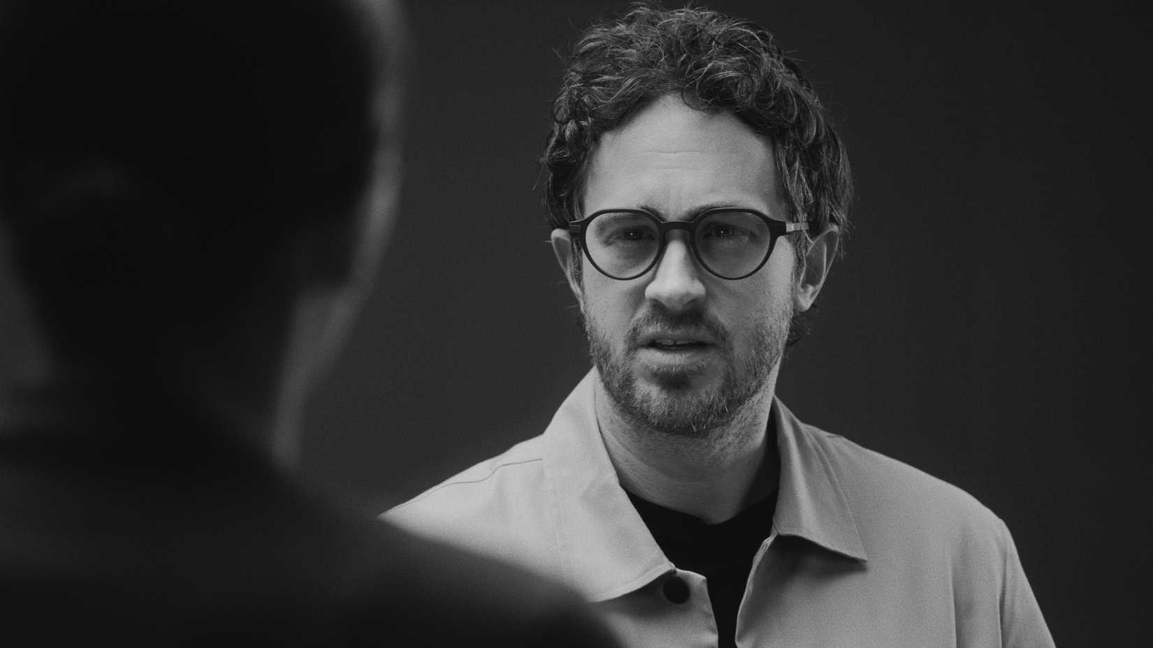 Uma imagem promocional mostrando uma pessoa usando óculos inteligentes Even G2