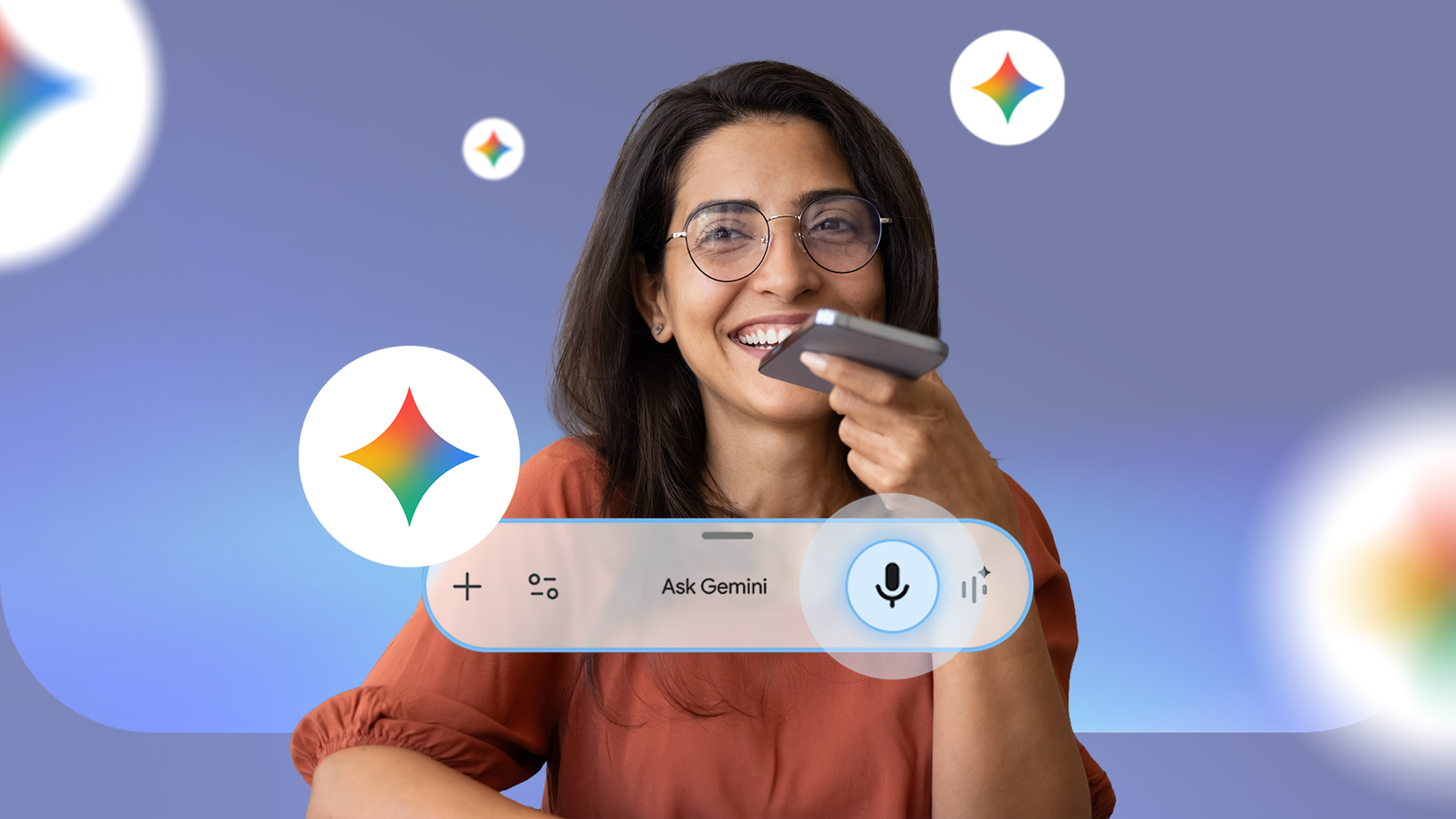 Mulher sorridente usando o assistente de voz Gemini em seu telefone