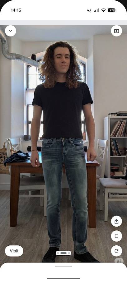 uomo in camicia nera e blue jeans