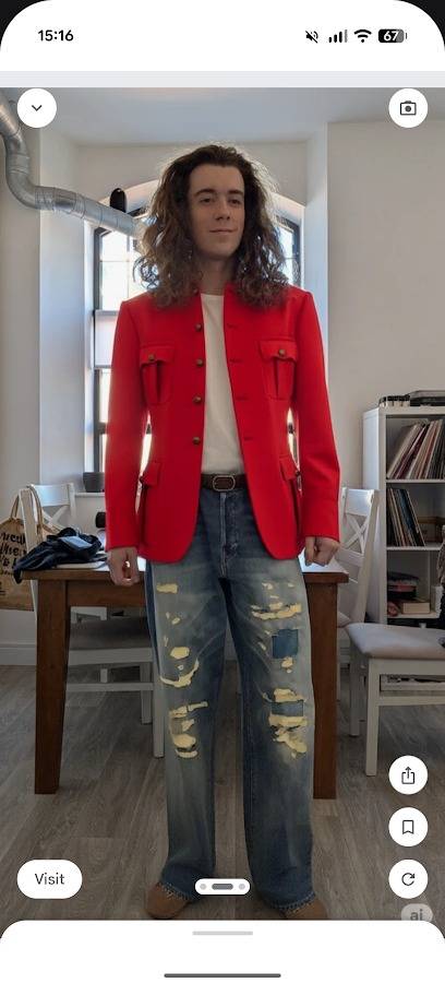 uomo in camicia bianca e giacca rossa e jeans strappati blu