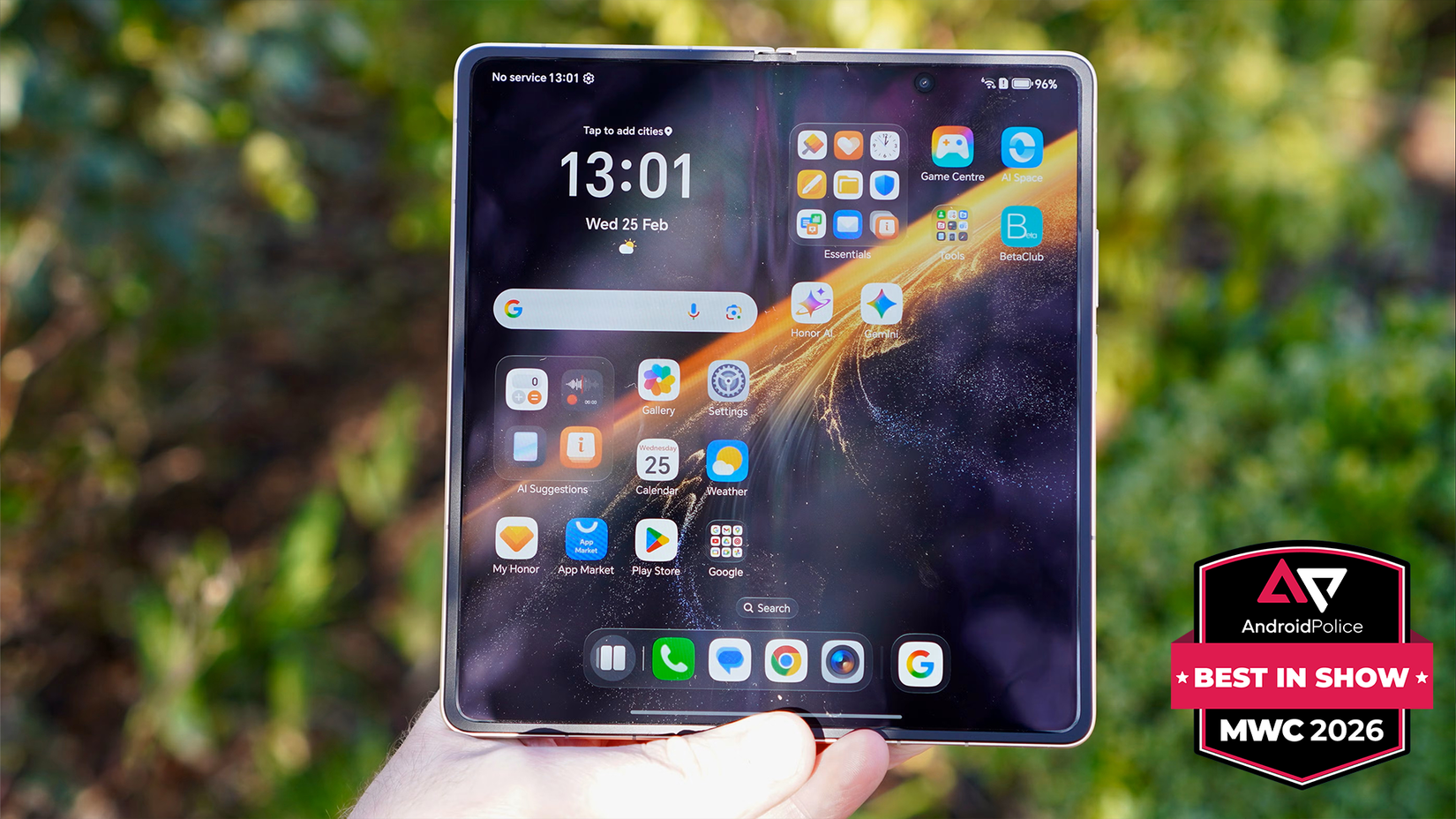 Una mano che tiene Honor Magic V6 e mostra lo schermo interno aperto