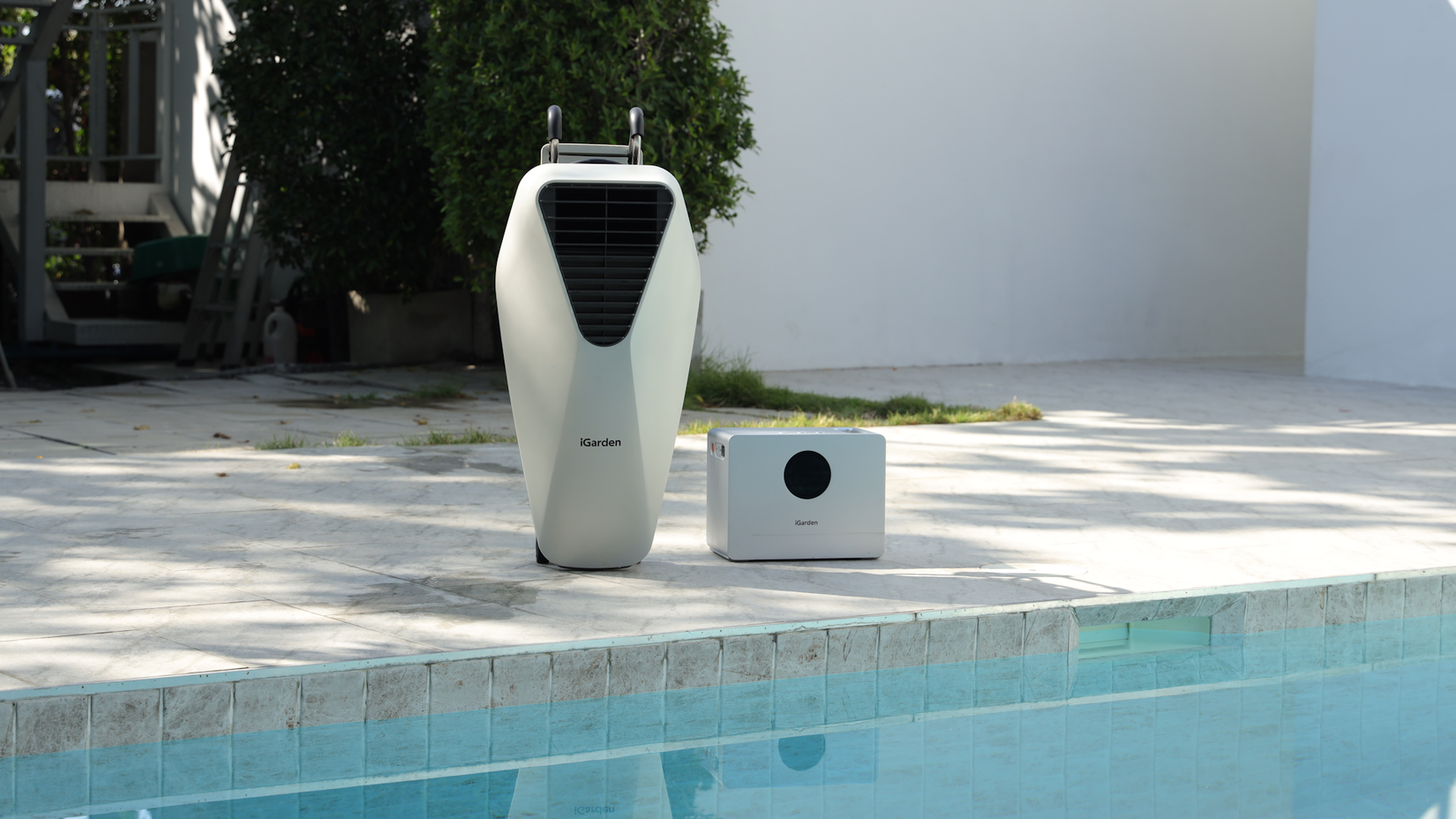 iGarden Swim Jet Series X ao lado da piscina