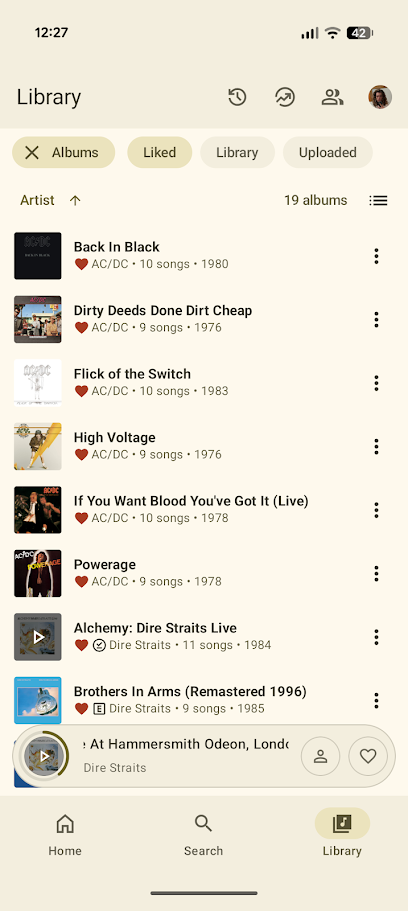 قائمة الألبومات على خلفية صفراء شاحبة