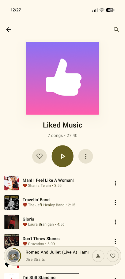 لقد استبدلت YouTube Music ببرنامج تابع لجهة خارجية وقد أحدث هذا تغييرًا جذريًا في قواعد اللعبة قائمة التشغيل في تطبيق الموسيقى تعرض أيقونة الإعجاب باللون الأبيض على خلفية متدرجة باللونين الوردي والأزرق