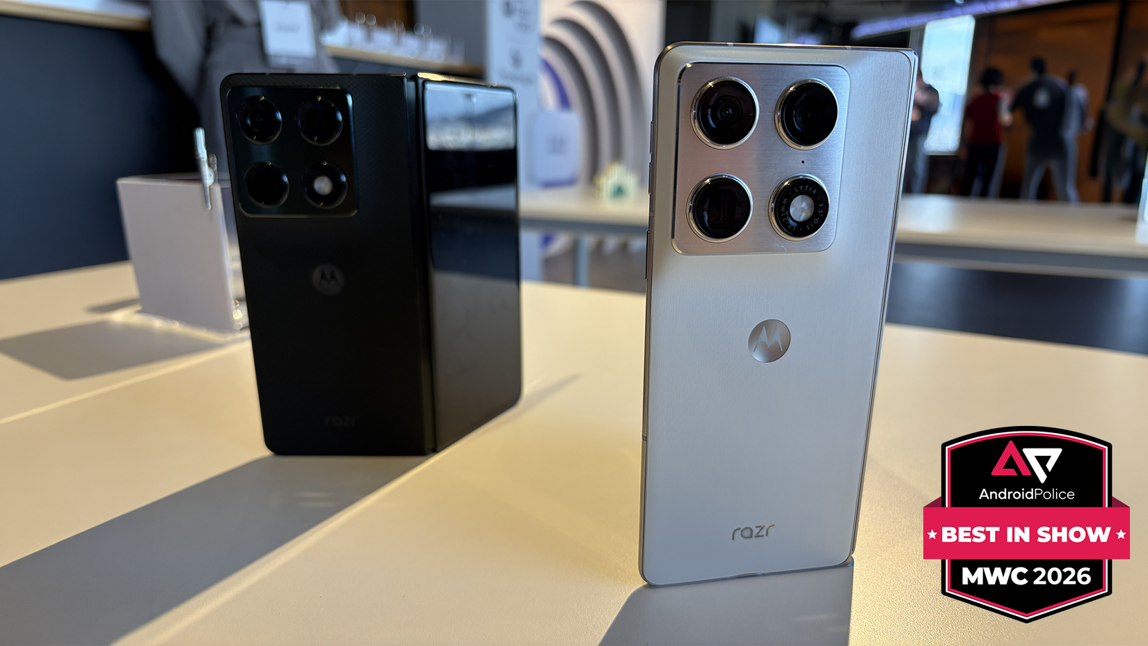 Um Motorola Razr Fold mostrando as câmeras em exibição e MWC 2025