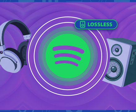 Λογότυπο Spotify ανάμεσα σε ακουστικά και ένα ηχείο, με πράσινο σήμα «LOSSLESS» σε μωβ και μπλε φόντο.