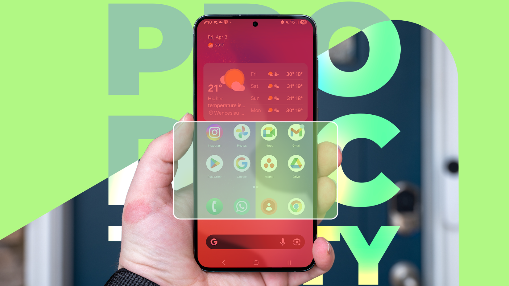 Uma mão segurando um smartphone exibindo uma tela inicial dividida em zonas de foco, destacando a grade inferior do aplicativo, contra um fundo verde.