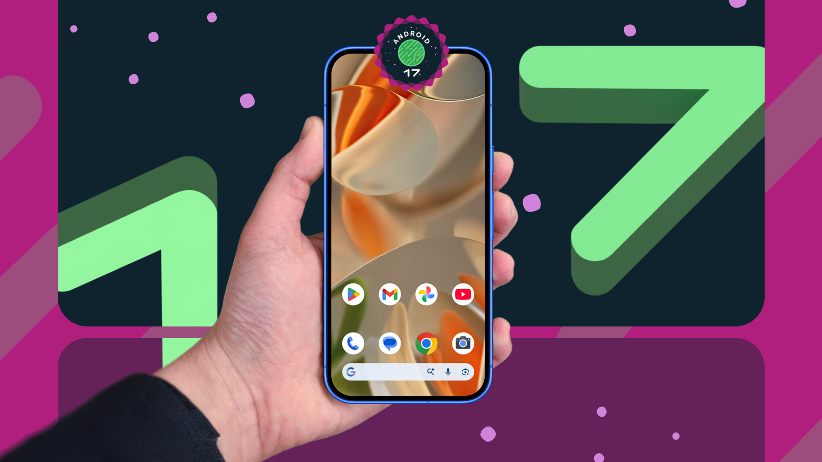 Una mano che tiene uno smartphone su cui è visualizzata la schermata Home minimalista di Android 17.