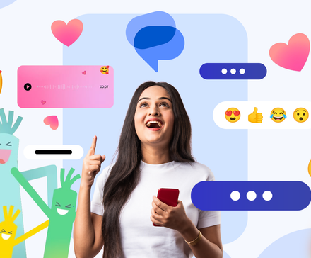 امرأة متحمسة تحمل هاتفًا ذكيًا، وتحيط بها ميزات رسائل Google العائمة، مثل فقاعات الدردشة والرموز التعبيرية والرسالة الصوتية