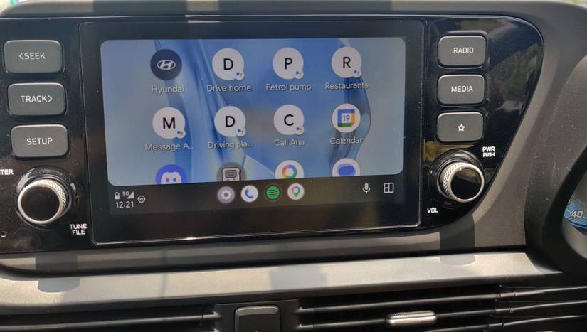 Painel do Android Auto mostrando os atalhos de ação do Assistente na tela