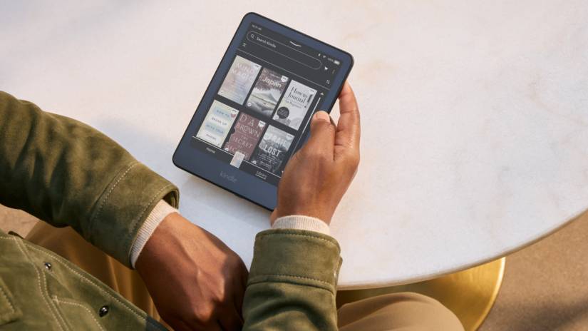 Dark mode on a color Kindle being held in a hand.