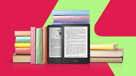 E-reader Kindle e Kobo circondati da pile di libri fisici colorati.