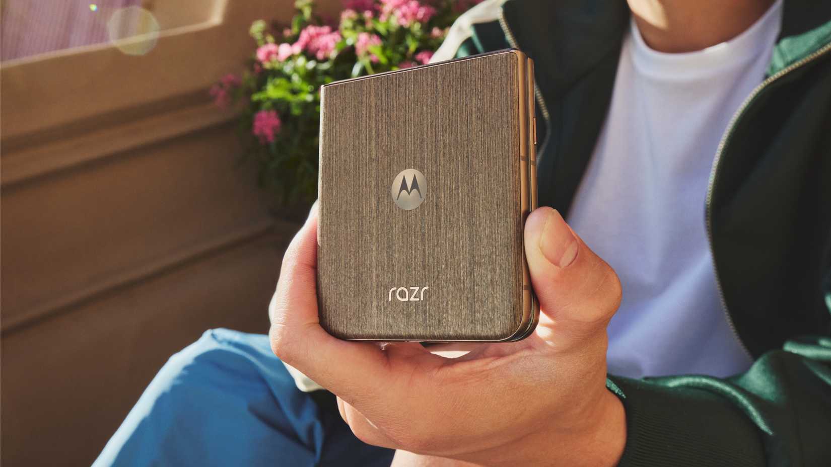 Uma imagem destacando o Motorola Razr Ultra