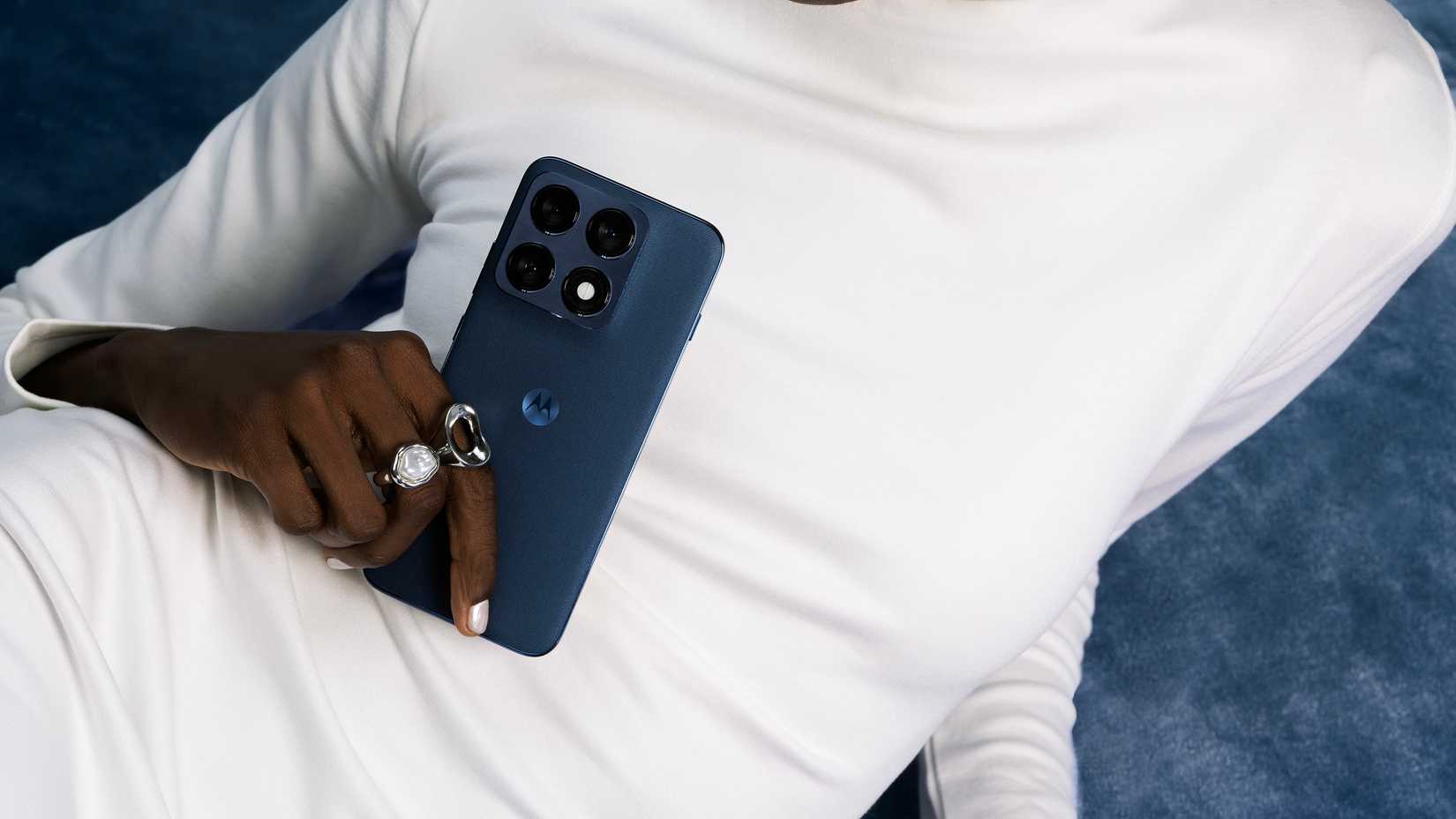 motorola-edge-70-pro-blue