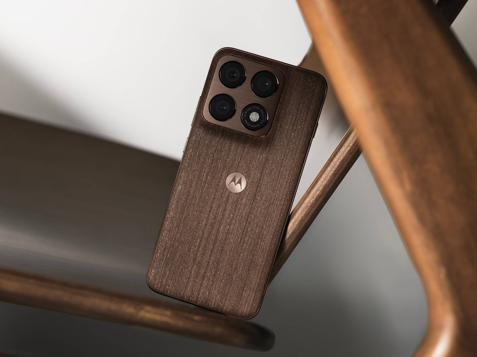 motorola-edge-70-pro-wood.jpeg
