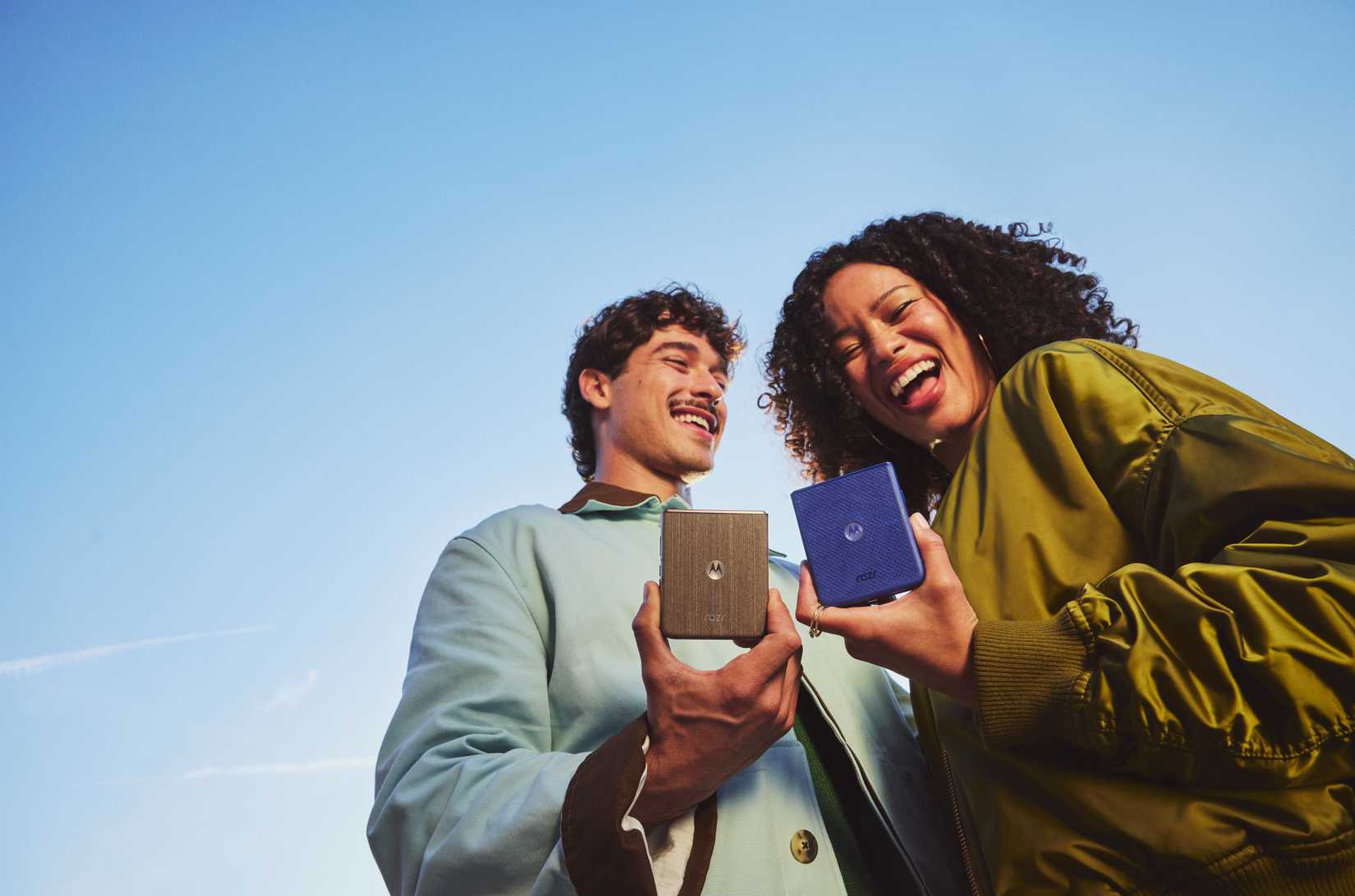 Uma imagem destacando dois indivíduos segurando um Moto Razr Ultra 2026 cada.