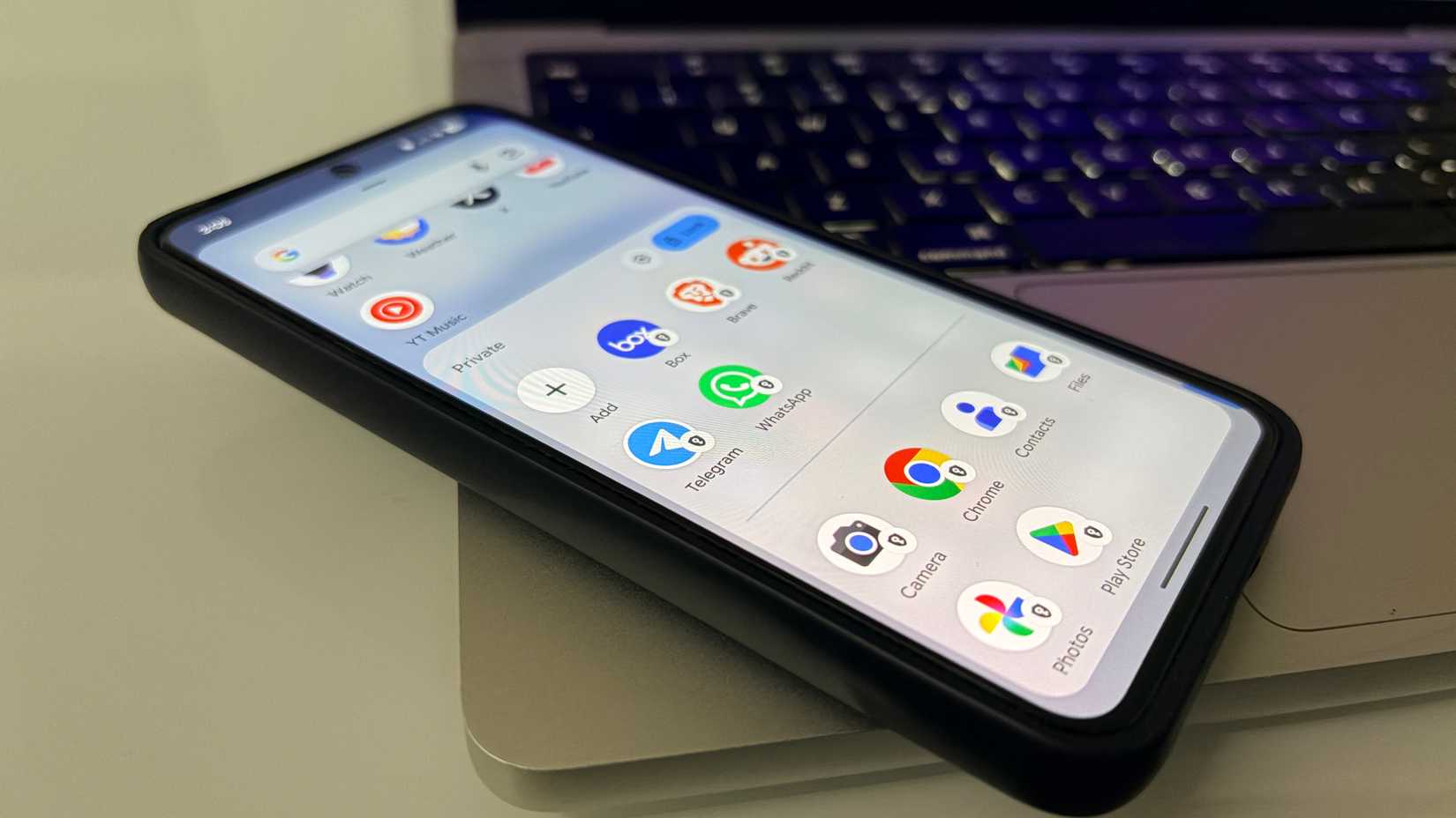 Pixel 8 em um laptop