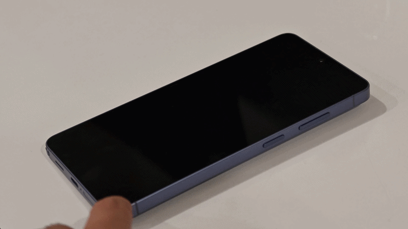 Samsung Galaxy S26 Ultra balançando em uma mesa