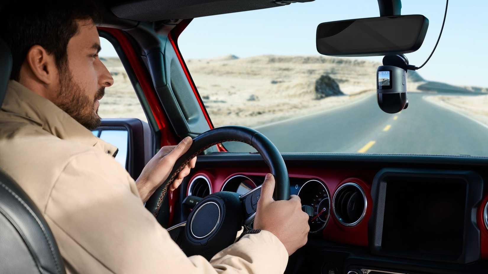 Câmera 70mai 4K Omni Dash dentro de um carro