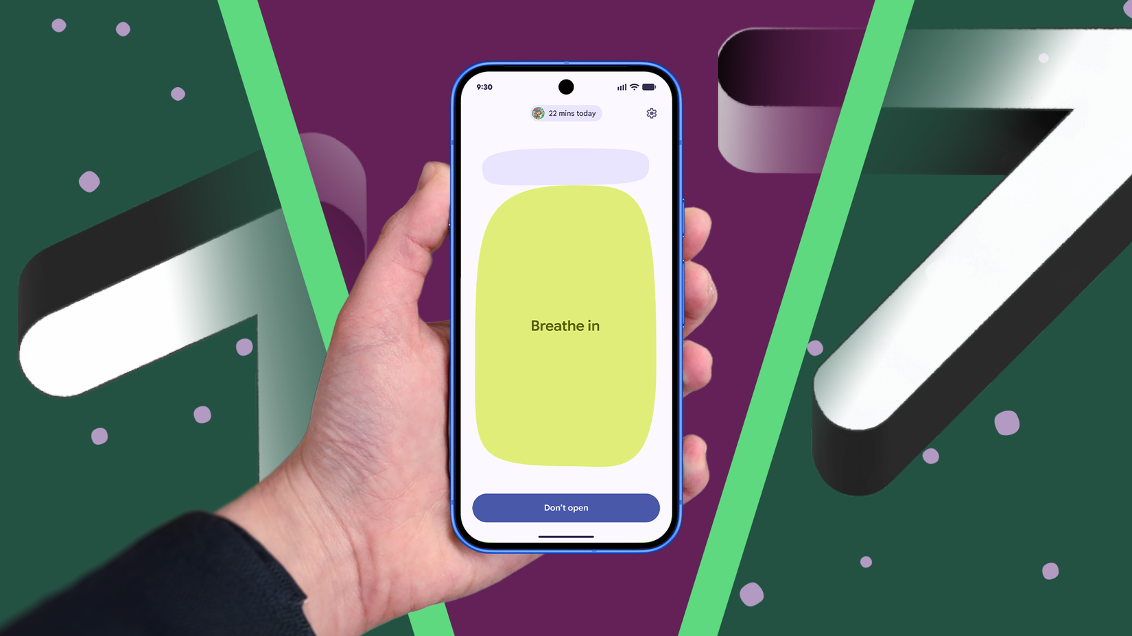 Mão segurando um smartphone mostrando a tela de respiração do Ponto de pausa do Android 17 na frente de um grande plano de fundo do Android 17.