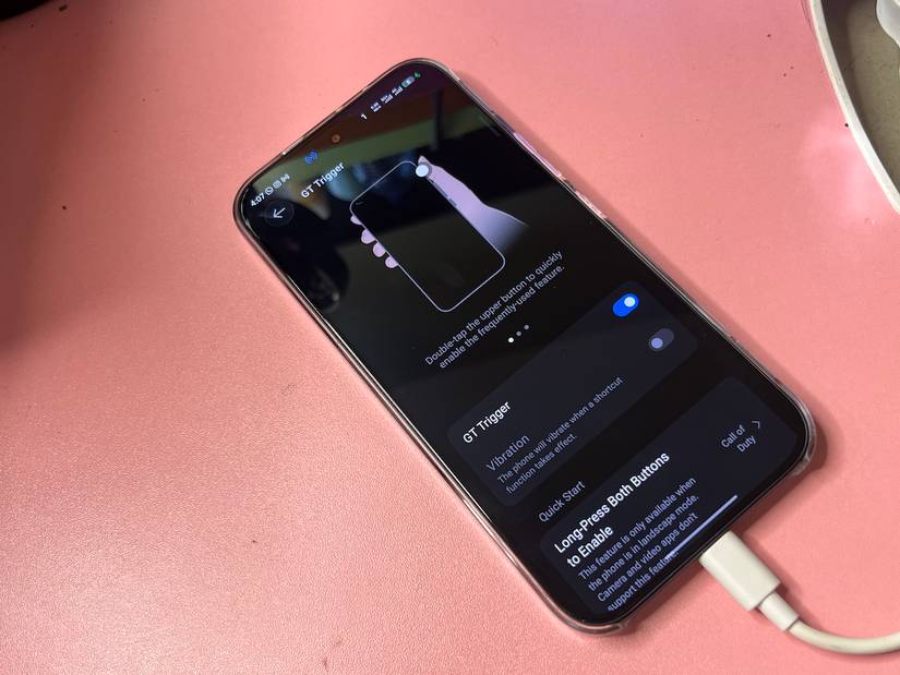 Telefone carregando mostrando o menu GT Trigger para remapear os botões laterais