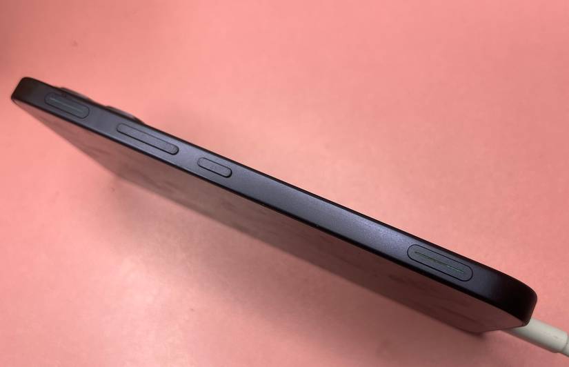 Close dos botões de gatilho laterais no smartphone Infinix GT 50 Pro