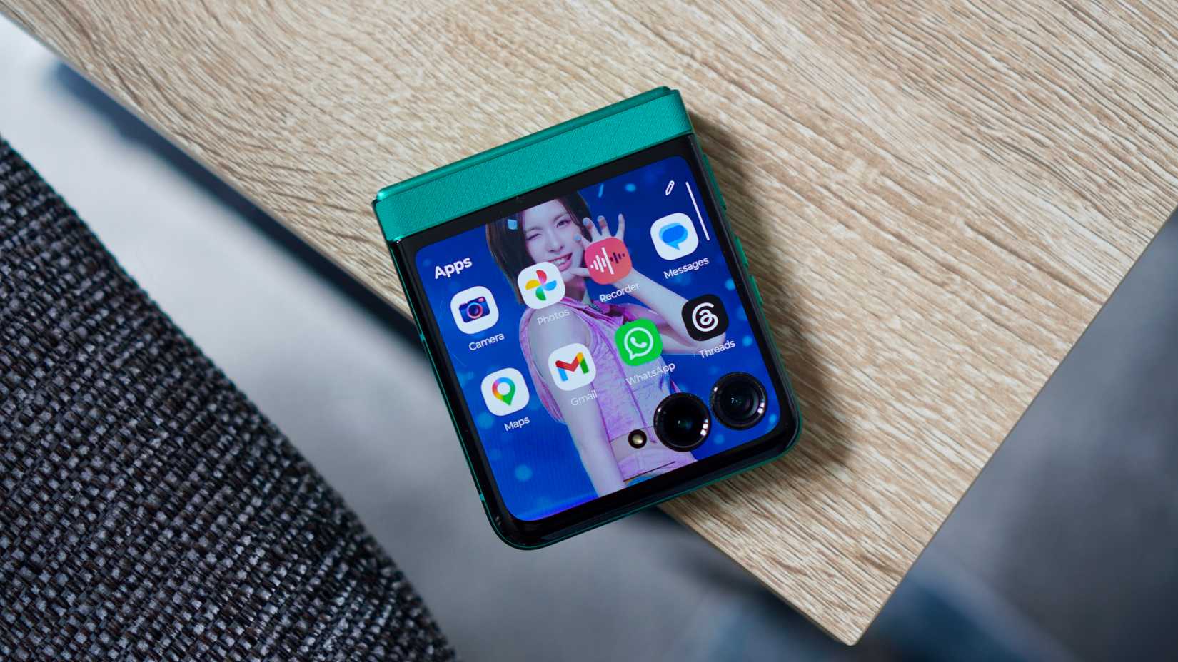 Apps on the Motorola Razr 2026's closed screen
